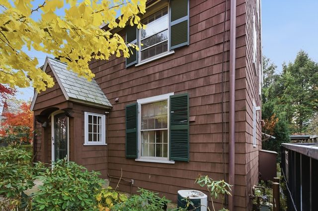 12 Gray Gardens W, Cambridge, MA 02138