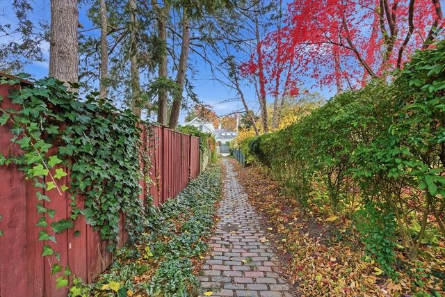 12 Gray Gardens W, Cambridge, MA 02138