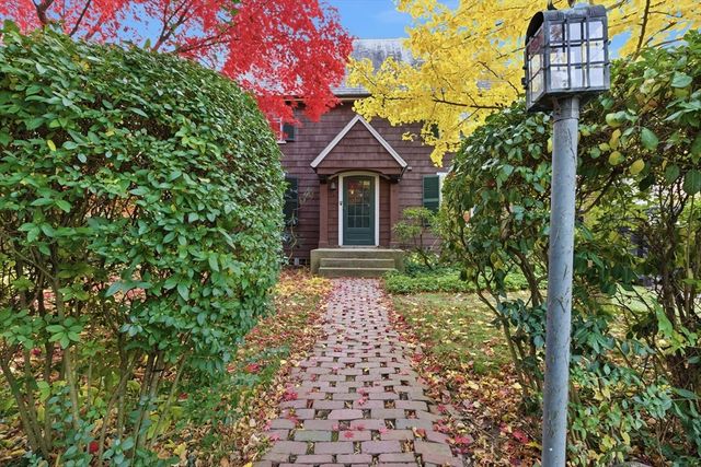 12 Gray Gardens W, Cambridge, MA 02138