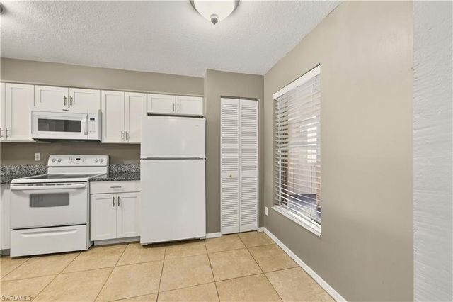 9650 Victoria LN # B208, Naples, FL 34109