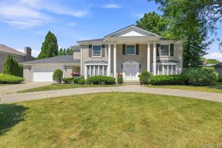 60 Stillmeadow Lane, Grosse Pointe, MI 48236