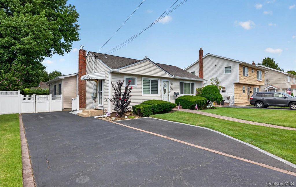 154 Park Lane, Massapequa, NY 11758 — photo 2