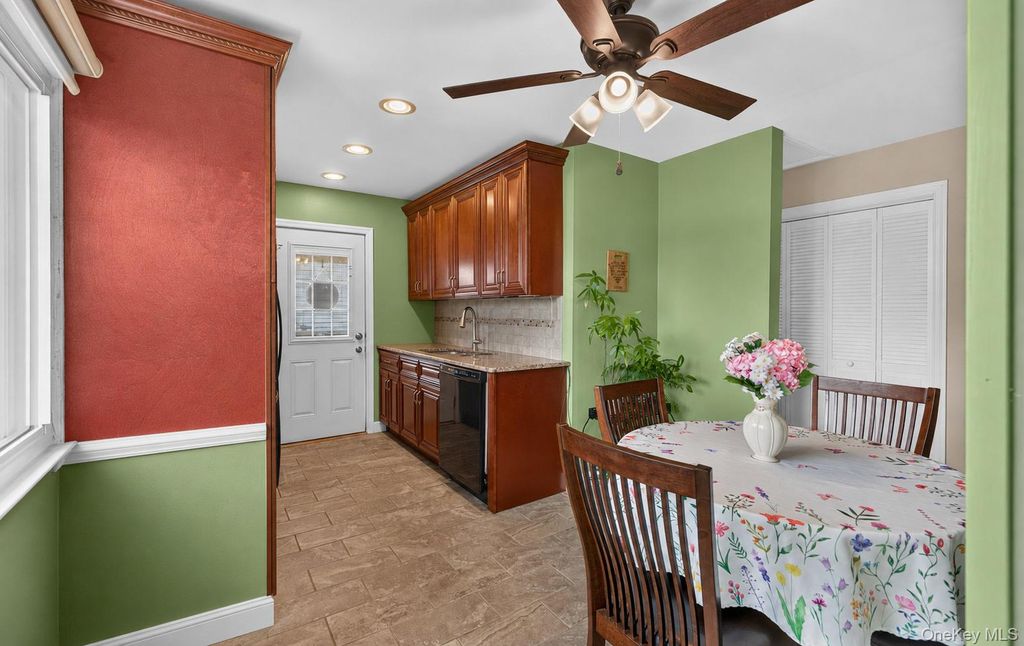 154 Park Lane, Massapequa, NY 11758 — photo 3