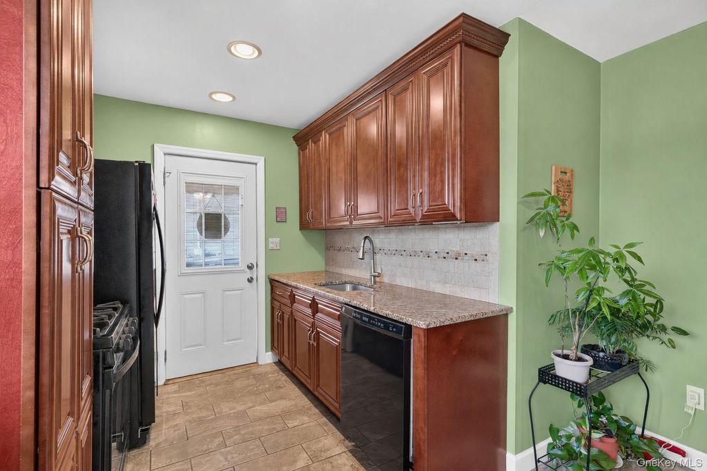 154 Park Lane, Massapequa, NY 11758 — photo 4