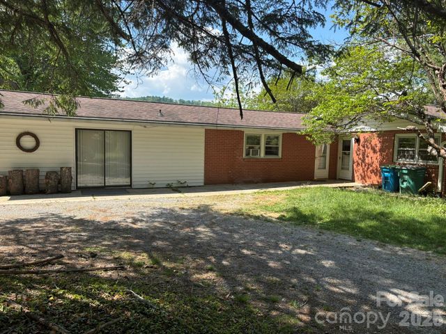 104 Turley Falls Road, Hendersonville, NC 28739