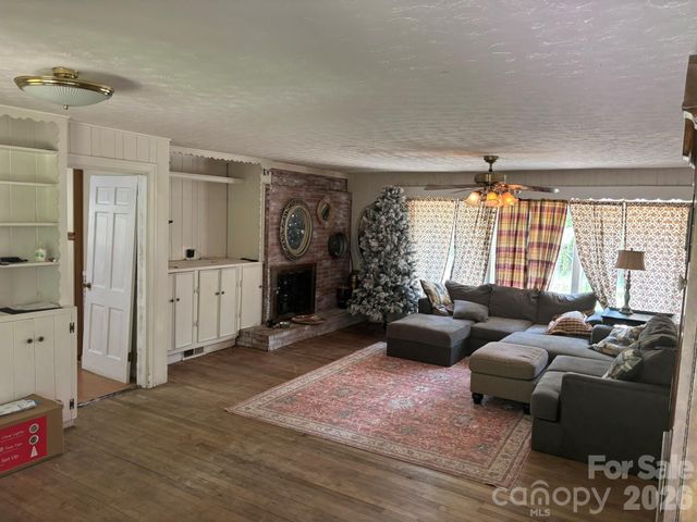 104 Turley Falls Road, Hendersonville, NC 28739