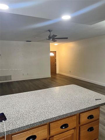 7411 Twin Sabal Dr 7411, Miami Lakes, FL 33014