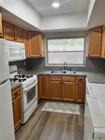 7411 Twin Sabal Dr 7411, Miami Lakes, FL 33014