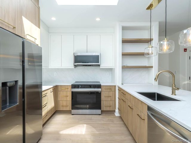24 Lumber Road 2, Roslyn, NY 11576