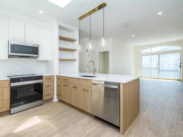 24 Lumber Road 2, Roslyn, NY 11576