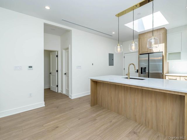 24 Lumber Road 2, Roslyn, NY 11576