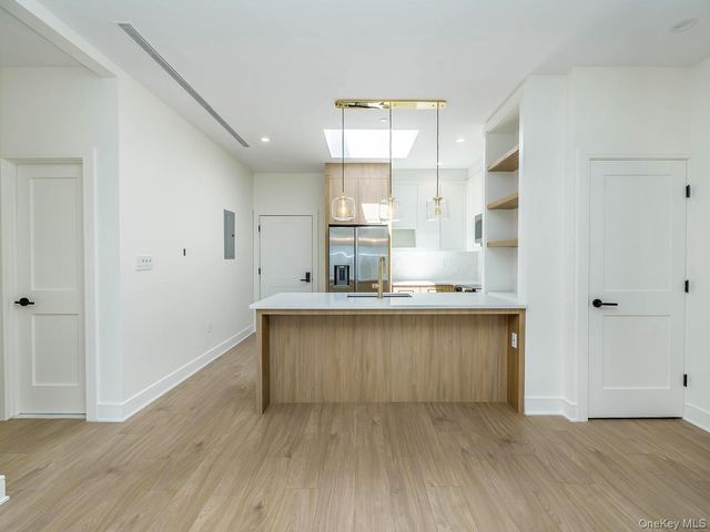 24 Lumber Road 2, Roslyn, NY 11576