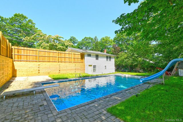 33 Robin Road, Rocky Point, NY 11778