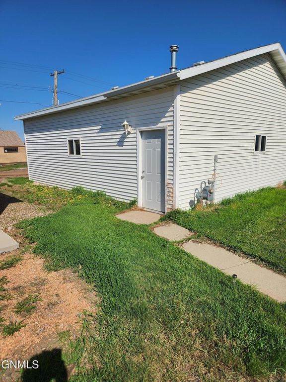 409 B Street S, Glen Ullin, ND 58631 photo 22