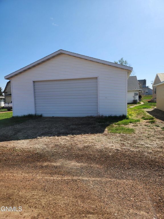 409 B Street S, Glen Ullin, ND 58631 photo 23