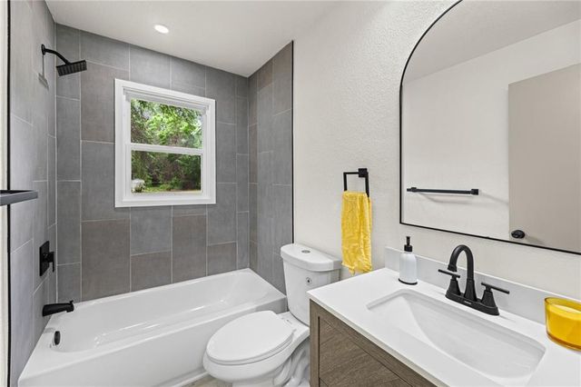 9905 E 71st Terrace, Raytown, MO 64133