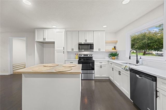 9905 E 71st Terrace, Raytown, MO 64133