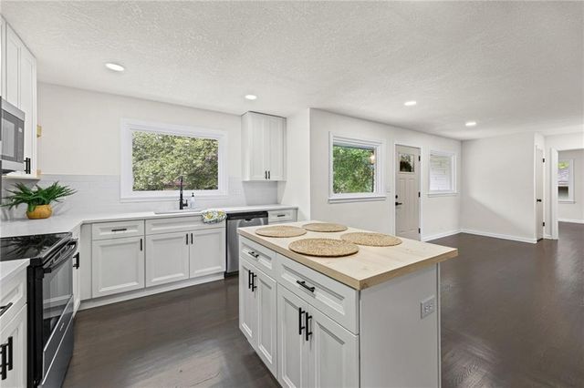 9905 E 71st Terrace, Raytown, MO 64133