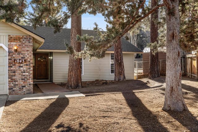 1843 SE Moorwood Court, Bend, OR 97702