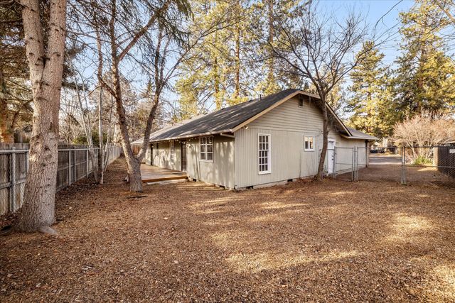 1843 SE Moorwood Court, Bend, OR 97702