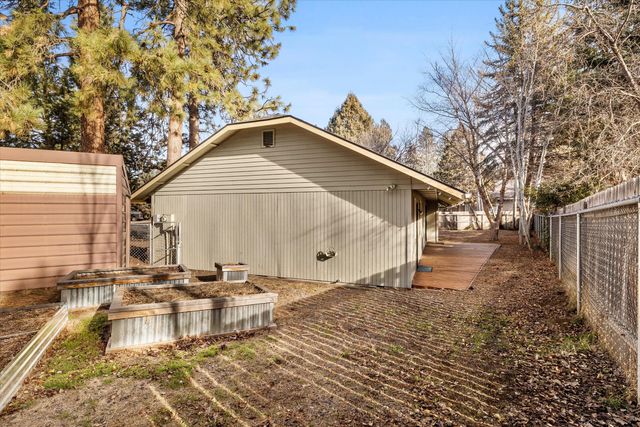 1843 SE Moorwood Court, Bend, OR 97702