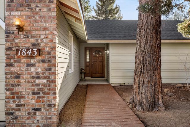 1843 SE Moorwood Court, Bend, OR 97702