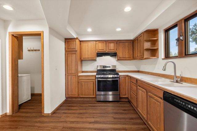 1843 SE Moorwood Court, Bend, OR 97702