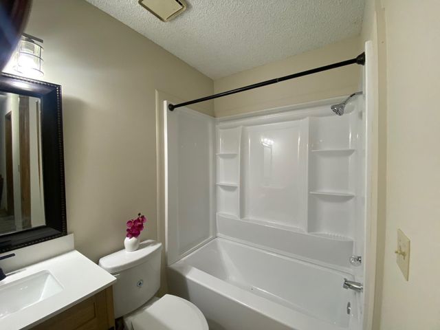 1928 N Reca St, Wichita, KS 67212
