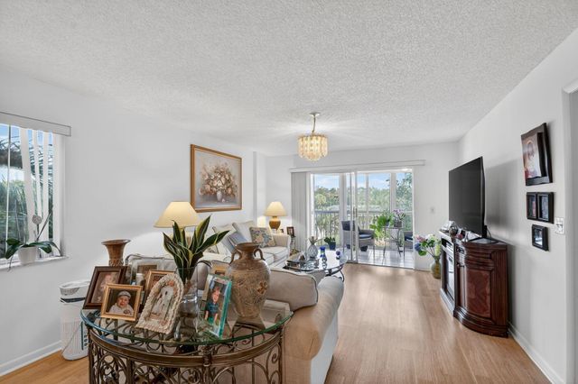 3146 Via Poinciana 301, Lake Worth, FL 33467