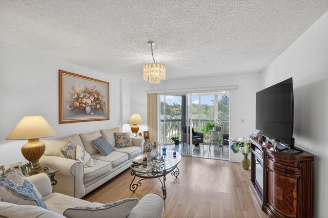 3146 Via Poinciana 301, Lake Worth, FL 33467