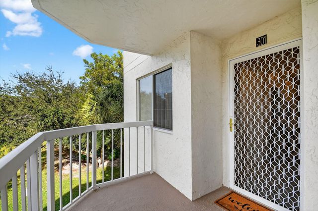 3146 Via Poinciana 301, Lake Worth, FL 33467