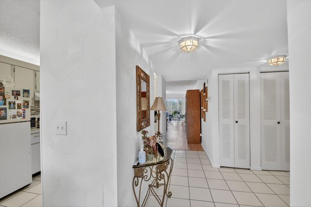 3146 Via Poinciana 301, Lake Worth, FL 33467