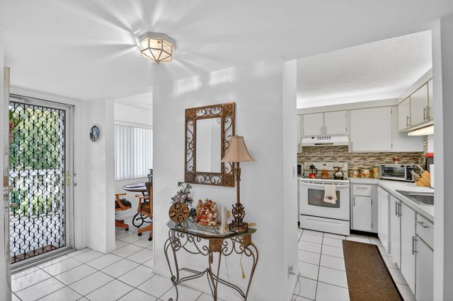 3146 Via Poinciana 301, Lake Worth, FL 33467