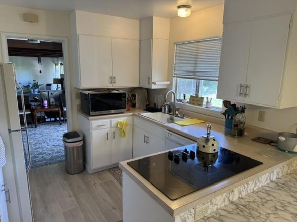 Image 4 of property listing at Address unavailable.
