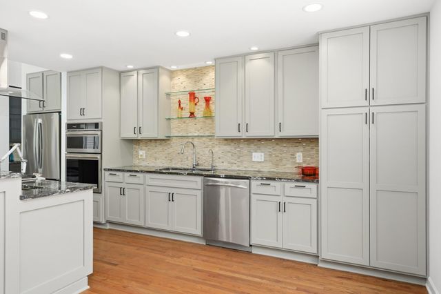 802 Spring Hill Court, Woodbury, MN 55125