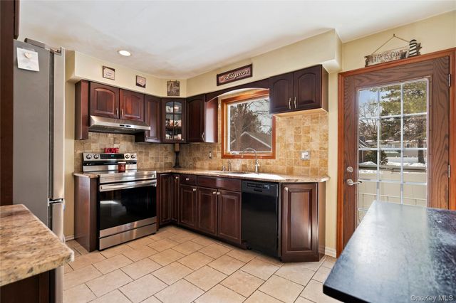 25 State Place, Huntington, NY 11743