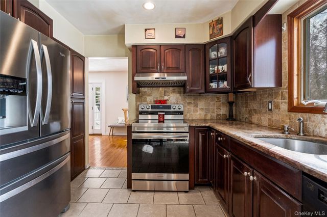 25 State Place, Huntington, NY 11743