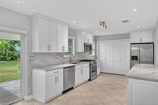 6255 SW 62nd Ct, South Miami, FL 33143