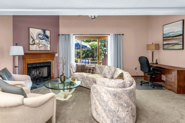 22 Hawthorne Vlg D, Franklin, MA 02038