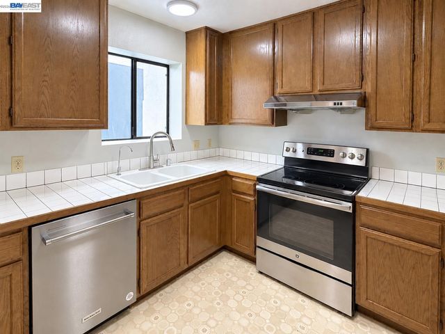 2401 Park Blvd 10, Oakland, CA 94606