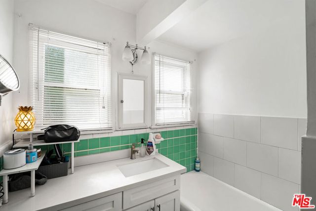 1122 S Sycamore Avenue, Los Angeles, CA 90019