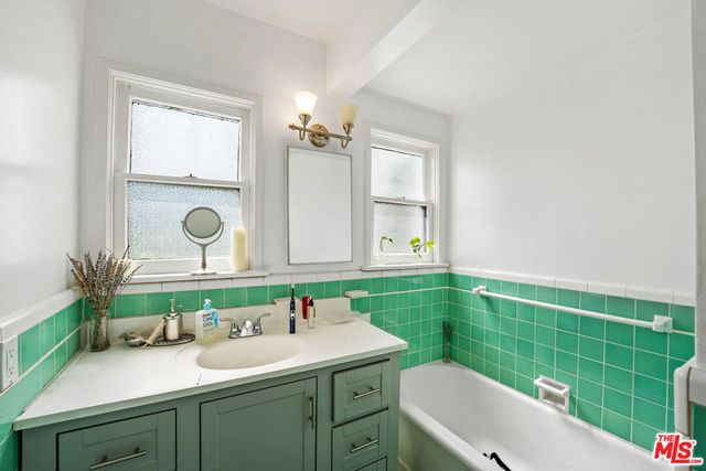 1122 S Sycamore Avenue, Los Angeles, CA 90019