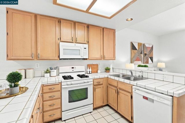 11 Seabreeze Dr, Richmond, CA 94804