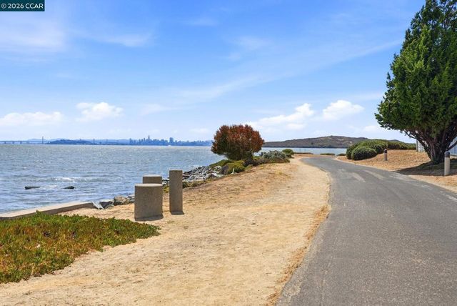 11 Seabreeze Dr, Richmond, CA 94804