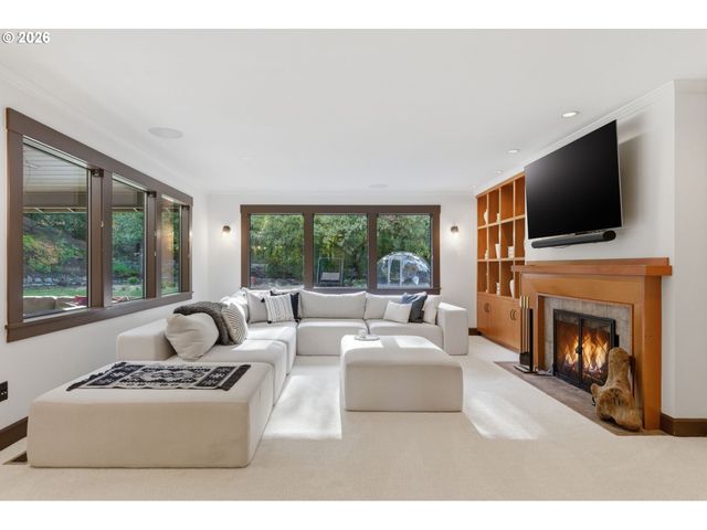 6200 Sw ROUND HILL Way, Portland, OR 97221