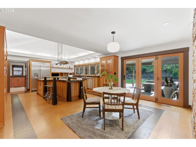 6200 Sw ROUND HILL Way, Portland, OR 97221
