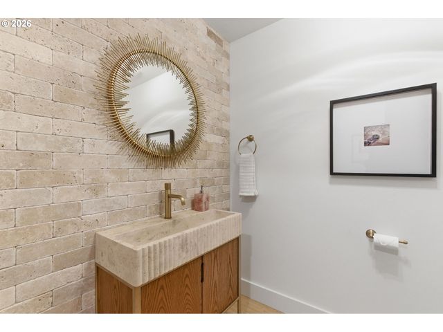 6200 Sw ROUND HILL Way, Portland, OR 97221