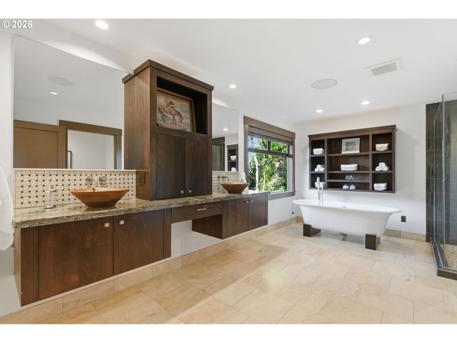 6200 Sw ROUND HILL Way, Portland, OR 97221