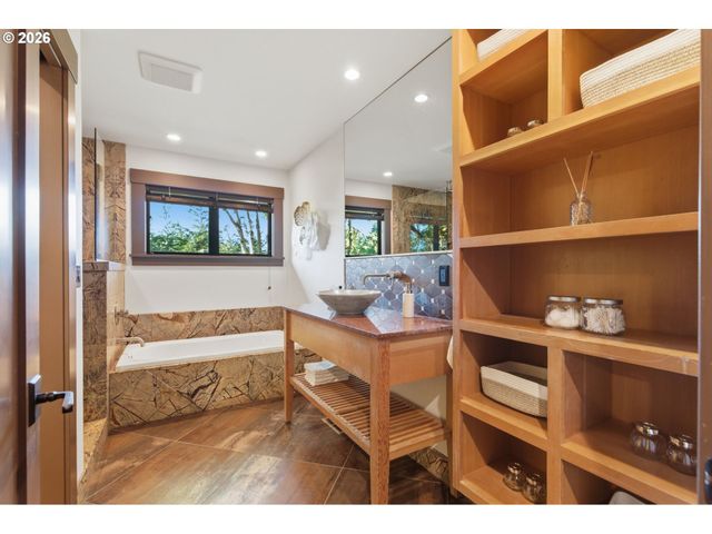6200 Sw ROUND HILL Way, Portland, OR 97221