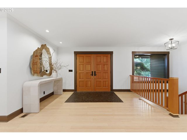 6200 Sw ROUND HILL Way, Portland, OR 97221